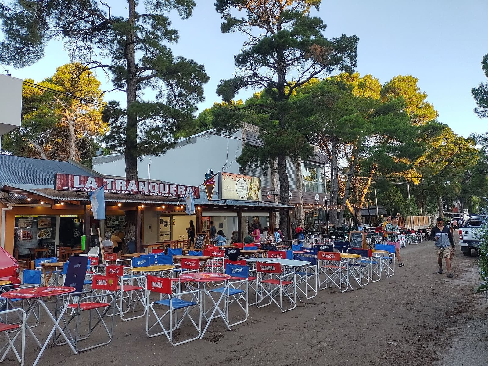 La peatonal de la calle Brown en Pehuen Co, con mesas al aire libre