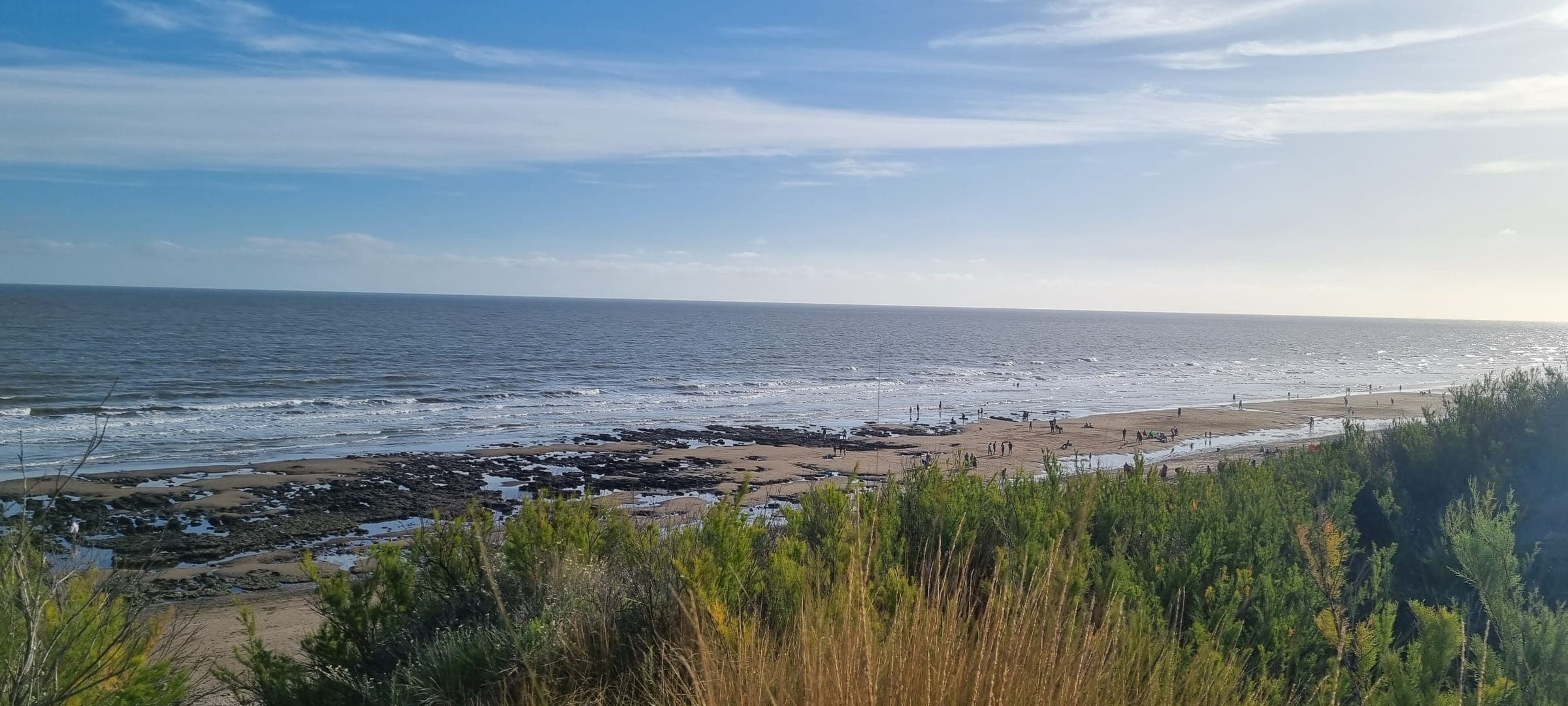 Playa de Pehuen Co con médanos y el mar en verano